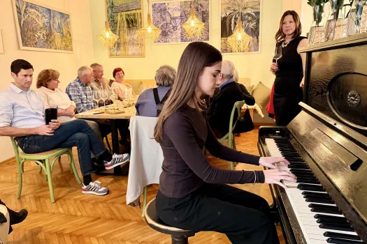 Páteční klavírní večery jsou zpět.